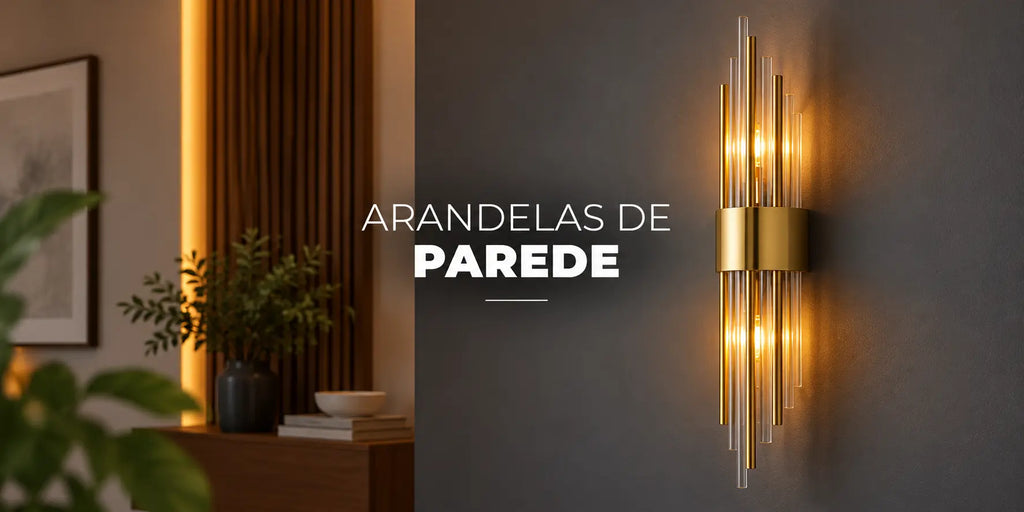 Arandela dourada em parede escura