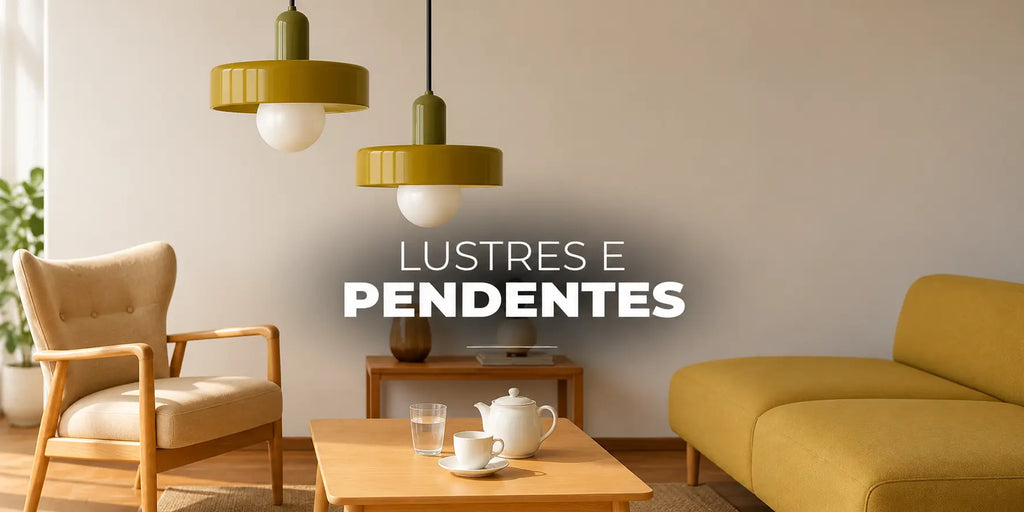 Lustres e pendentes em sala aconchegante