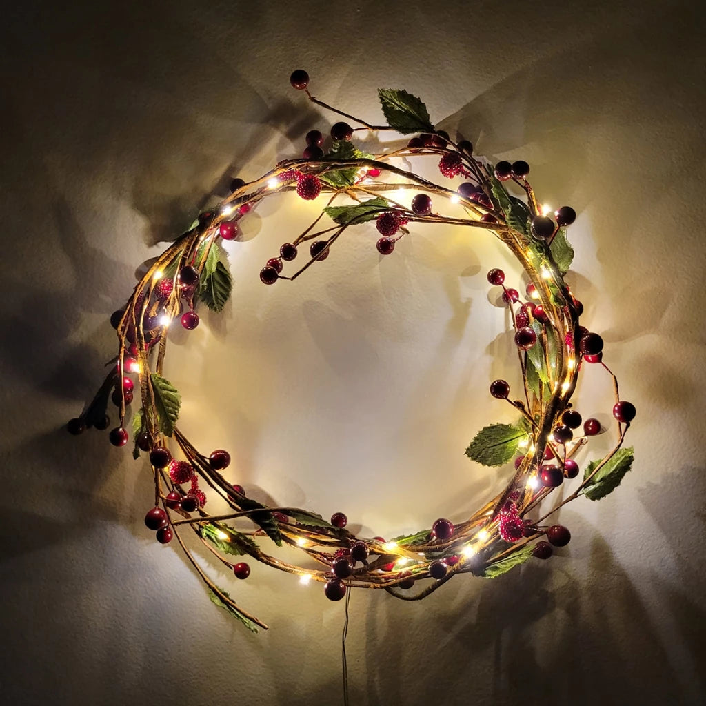 Decore seu Natal com o Arranjo Galho LED flexível. Use como guirlanda ou fio decorativo e traga brilho, charme e versatilidade para sua casa.