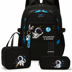 Prepare seu filho para a escola com o Kit Mochila Astronauta. Design 3D, lancheira térmica e estojo. Resistente e perfeito para meninos. Clique e compre já!
