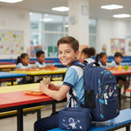 Prepare seu filho para a escola com o Kit Mochila Astronauta. Design 3D, lancheira térmica e estojo. Resistente e perfeito para meninos. Clique e compre já!