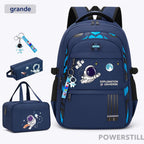 Prepare seu filho para a escola com o Kit Mochila Astronauta. Design 3D, lancheira térmica e estojo. Resistente e perfeito para meninos. Clique e compre já!