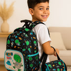 Aventura escolar garantida com o Kit Mochila Dino Espacial de Rodinhas. Inclui lancheira térmica e estojo. Resistente, prático e ideal para meninos. Compre já!