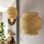 Pendente de Bambu Nature Nest iluminando uma sala de jantar com charme rústico e acolhedor