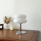 Eleve o Seu Espaço com um Toque de Elegância Moderna A Luminária de Mesa Moderna de Vidro e Inox é a união ideal entre elegância e resistência.