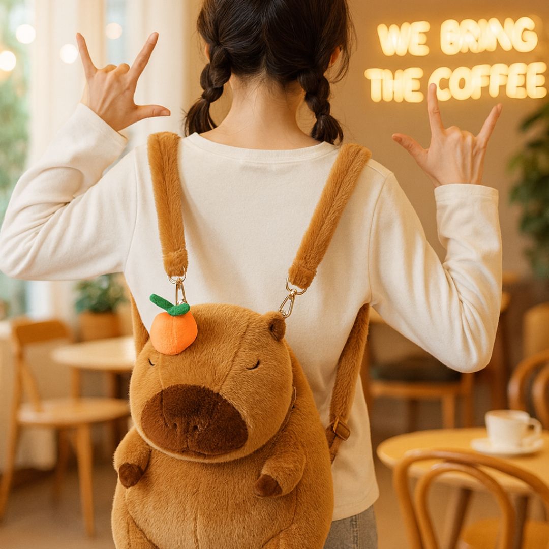 Garanta sua Mochila Capivara e transforme seu look! Pelúcia macia, estilo Kawaii e foco total em alegria e destaque. Estoque limitado. Clique e leve a sua.