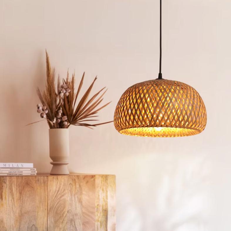 Pendente de Bambu Organic Loom iluminando uma sala de jantar, destacando sua cúpula artesanal em bambu