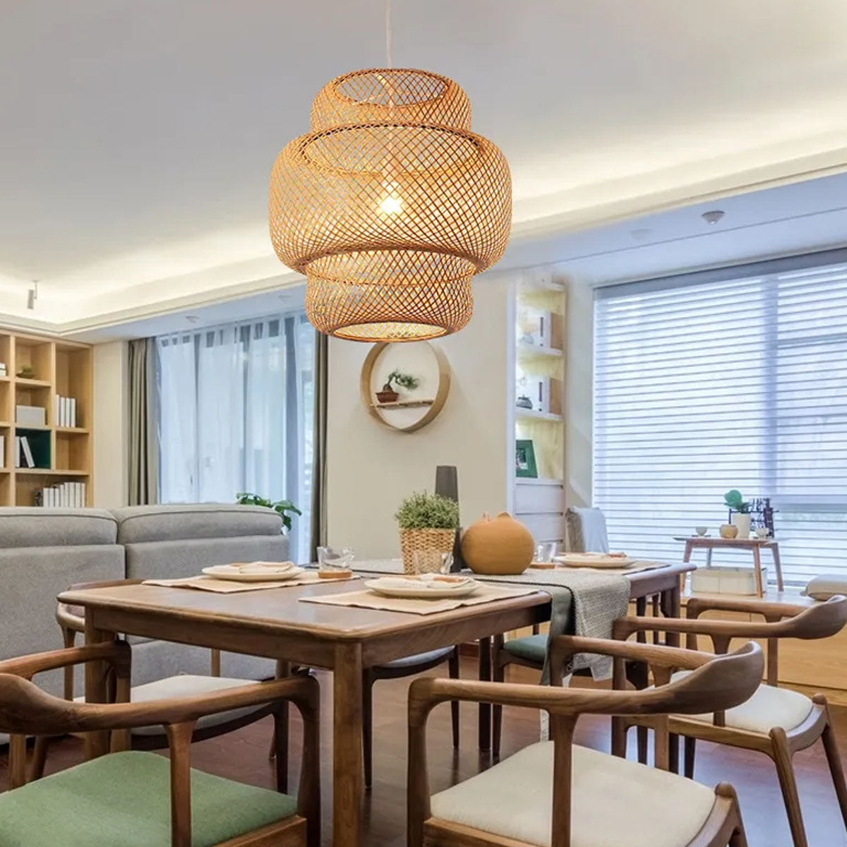 Pendente de Bambu Nature Nest iluminando uma sala de jantar com charme rústico e acolhedor