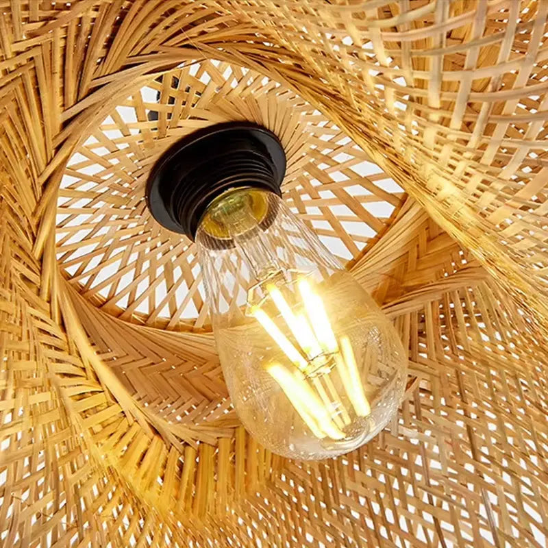 Luminária Pendente de Bambu Natural iluminando um espaço contemporâneo com elegância rústica