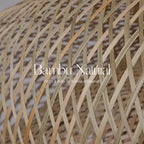 Luminária Pendente de Bambu Natural iluminando um espaço contemporâneo com elegância rústica