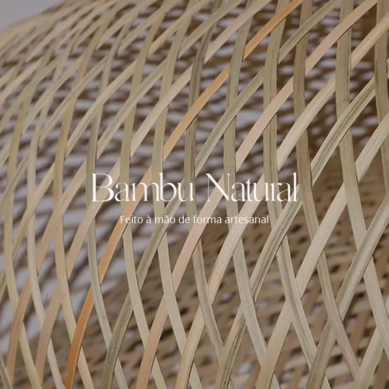 Luminária Pendente de Bambu Natural iluminando um espaço contemporâneo com elegância rústica