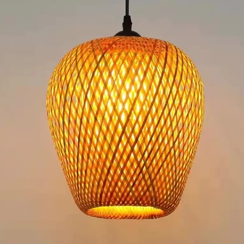 Luminária Pendente de Bambu Natural iluminando um espaço contemporâneo com elegância rústica