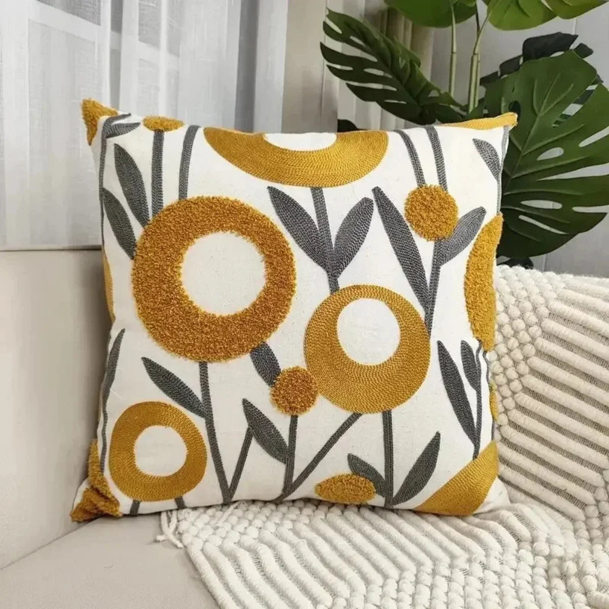 Capa para Almofada Bordada Floral 45x45 em Canvas | Lenis – vista 03 do produto