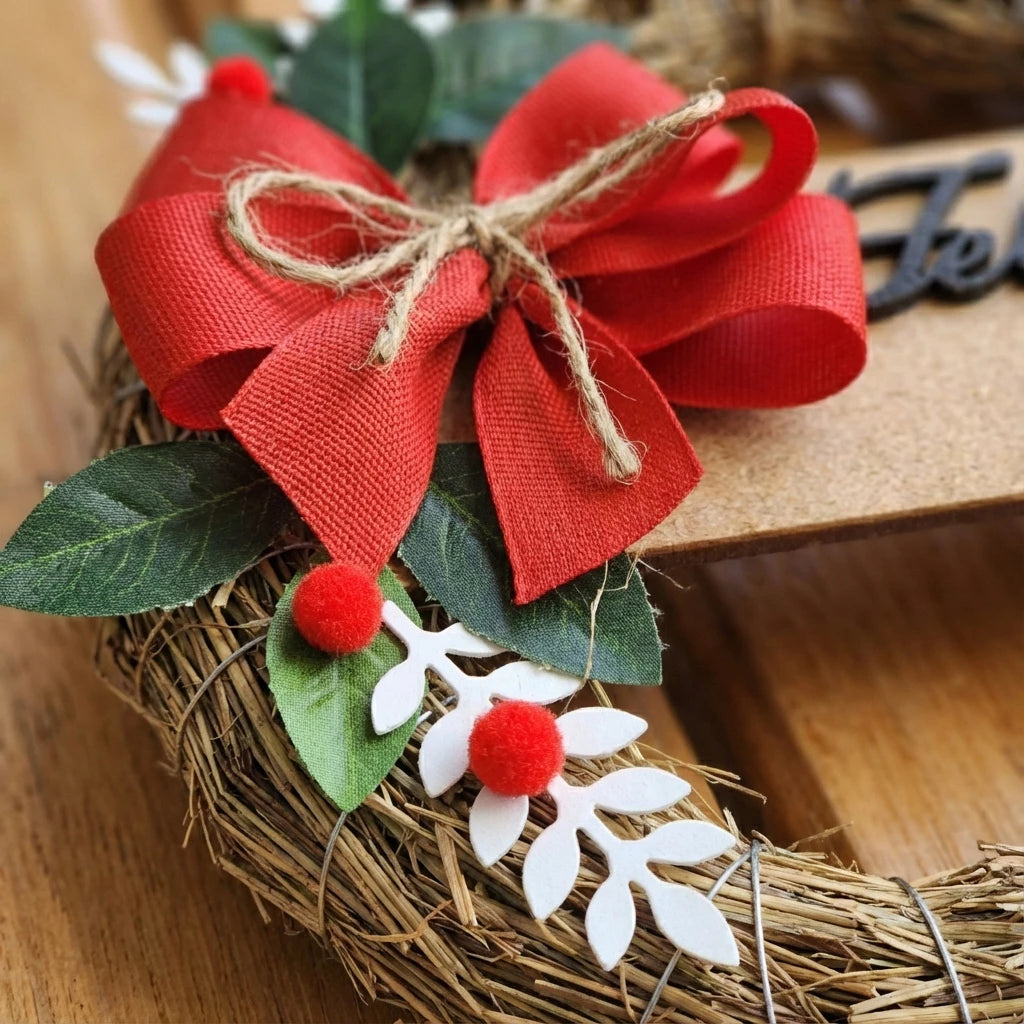 Guirlanda de porta decorada com laço e frutos vermelhos