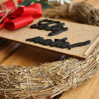 Detalhes da guirlanda de Natal luxo com folhagens e enfeites vermelhos